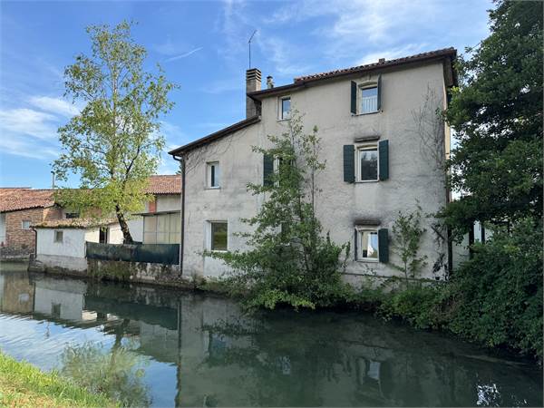 CASA IN PARTE DA RISTRUTTURARE SUL FIUME MESCHIO