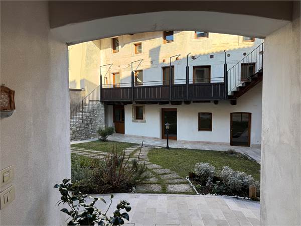 AFFASCINANTE PORZIONE DI CASA A VITTORIO V.TO