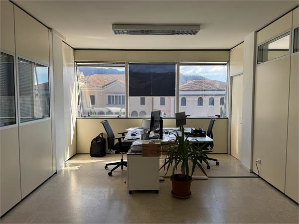 Ufficio luminoso in vendita in centro a Vittorio Veneto con posto auto