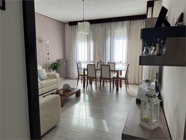 AMPIO APPARTAMENTO CON 4 CAMERE A VITTORIO VENETO