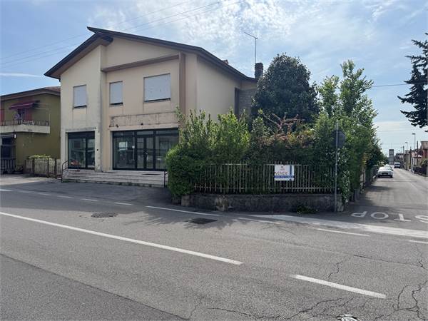 Intera Proprietà Indipendente a Vittorio Veneto (Costa): Casa Unifamiliare + Negozio Fronte Strada
